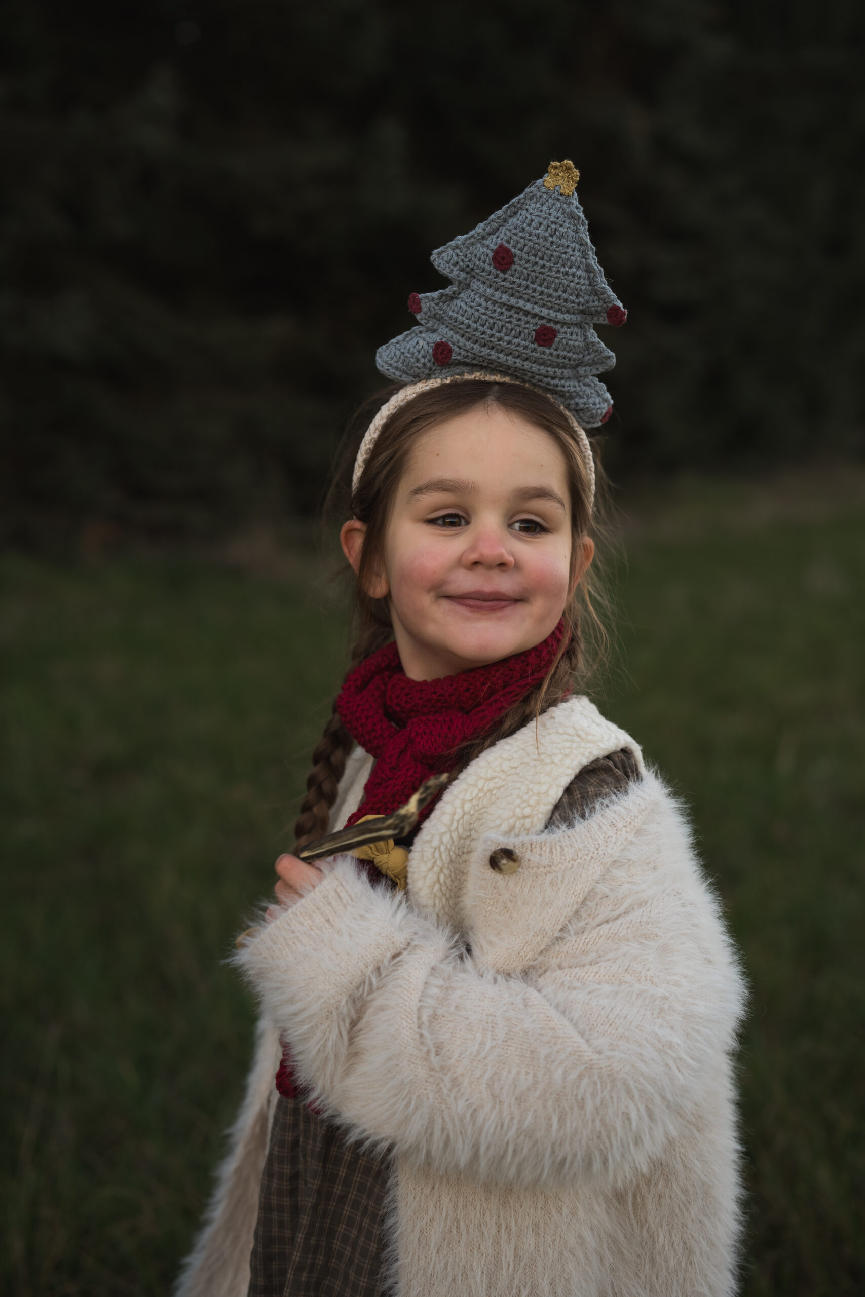 Kind mit Weihnachtsbaum als Haarreif